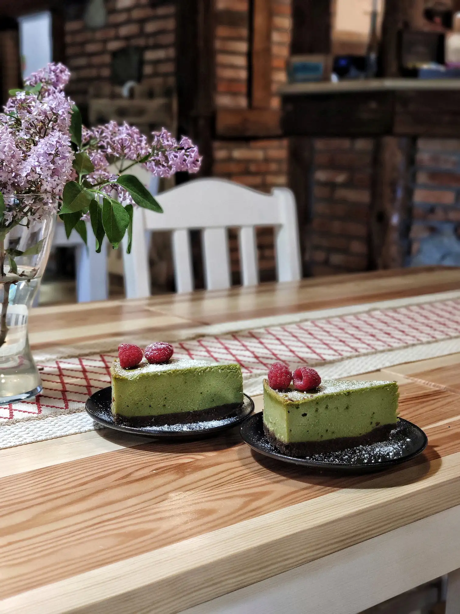 Sernik Matcha z malinami