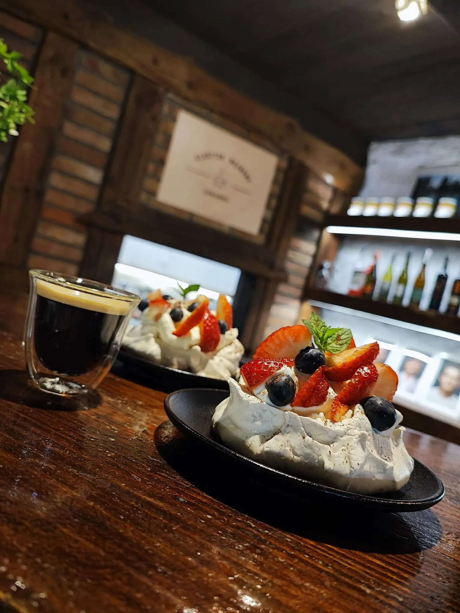 Kawa rzemieślnicza i beza Pavlova